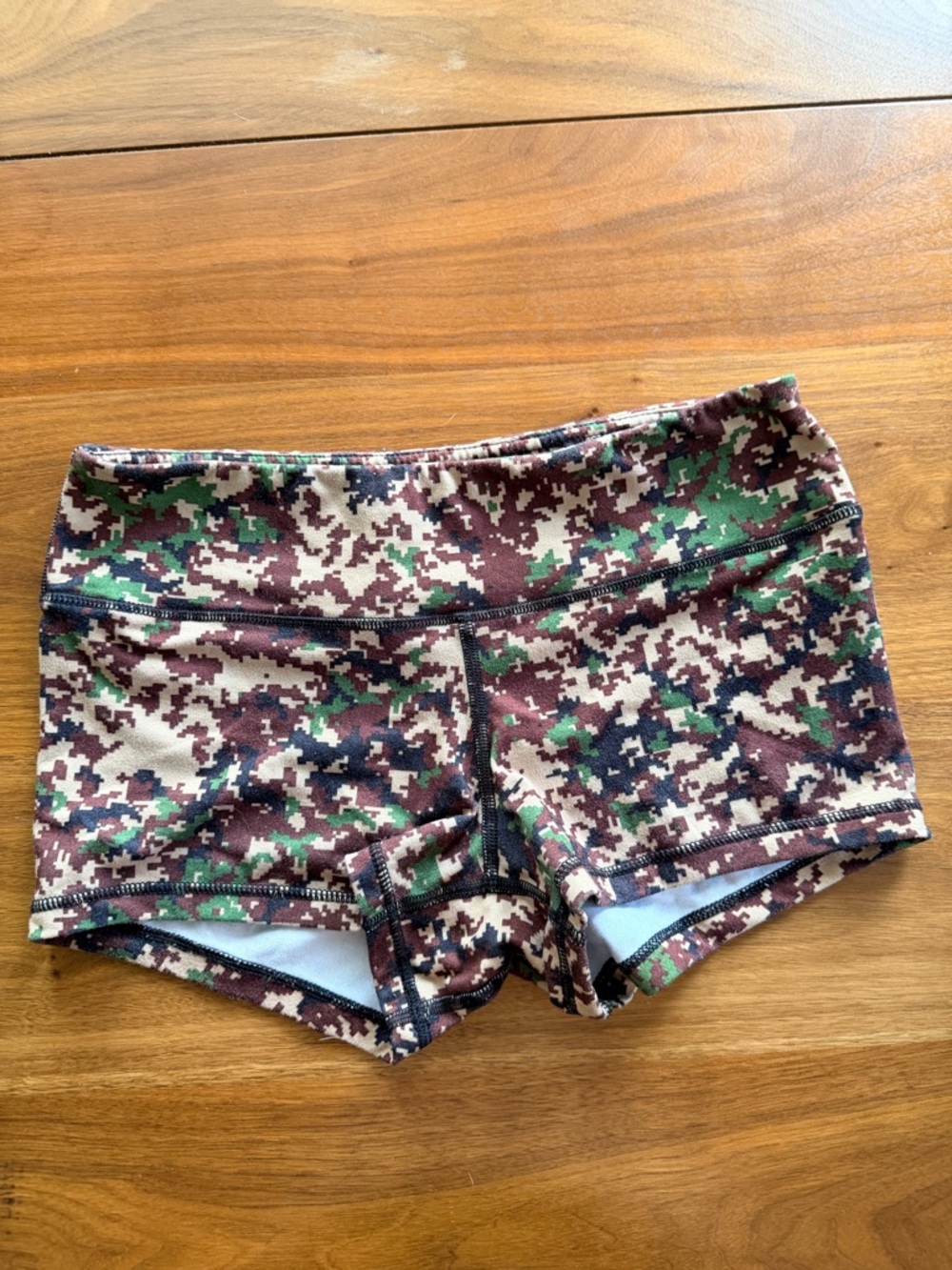 Fleo Camo Shorts - size small